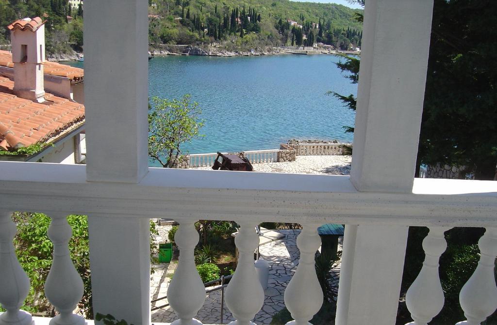 Vila Jadranka Apartments And Rooms Omišalj Exterior foto