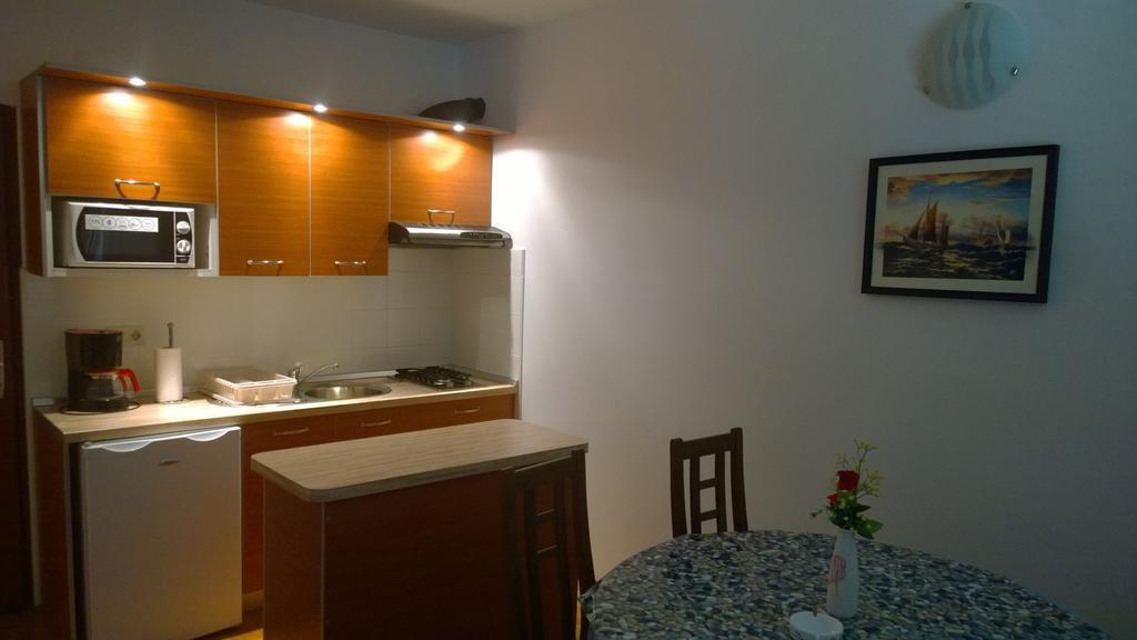 Vila Jadranka Apartments And Rooms Omišalj Zimmer foto